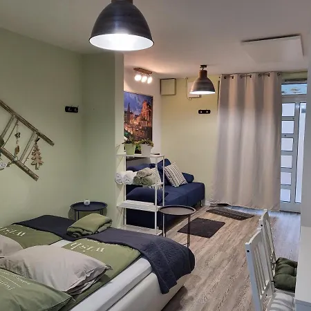 Courtyard Under The Castle Apartma *