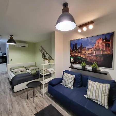 Courtyard Under The Castle Apartma *