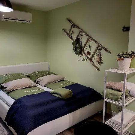 Courtyard Under The Castle Apartma *