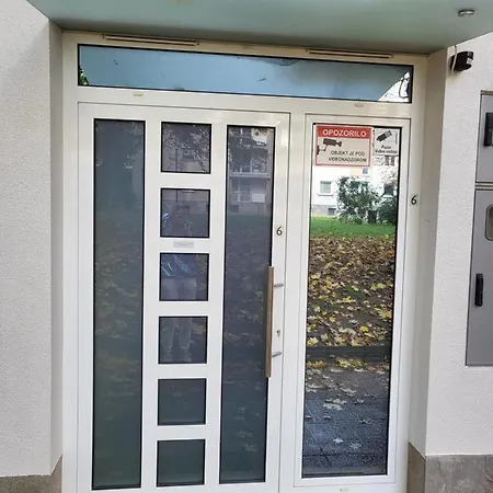 Courtyard Under The Castle Apartament Lublana