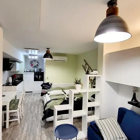 Courtyard Under The Castle דירה *