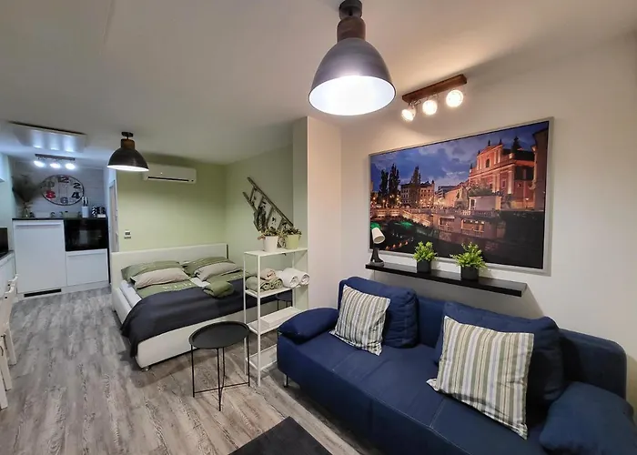 Courtyard Under The Castle Apartma *