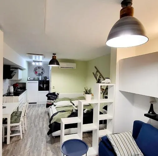 Courtyard Under The Castle Apartma *