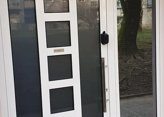 Courtyard Under The Castle Apartma *